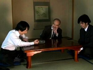 Сисата азијска жена оживљава своју фантазију са фетишом на везивање