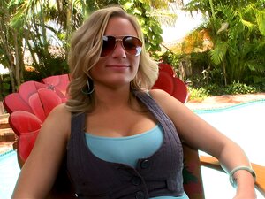 MILF Waterval!, Hallo Kijkers! We Hebben Vandaag Een Squirter Op MILF Lessen. Haar Naam Is Kate Frost En Ze Heeft Een Set Blikjes Ter Grootte Van Alaska. Deze Kleine Mama Heeft Het Allemaal En Ze Leert Deze Verse Bok Een Lesje Over Hoe Je Een Oudere Vrouw