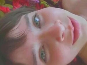 Руска манекенка са великим сисама плеше. Руска моделка са великим сисама плеше