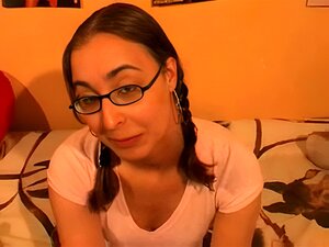 Pogledajte Nestašnu štreberku Sa Pletenicama Koja Dobija Novac Da Zadovolji Tajanstvenog Stranca. Ne Propustite Ovu Brinetu Lepoticu U Akciji!