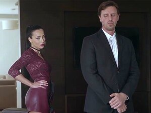 Glamkore - A Esposa Infiel Anna Rose Fode Seu Guarda-costas. Anna Rose é Uma Mulher Linda Que Adora Provocar Seu Guarda-costas Nadando Nua Na Piscina. Depois De Secar E Vestir Sua Lingerie, Ela O Surpreende Na Cozinha E Se Inclina Para Ficar Apertada