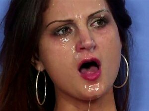 Sexy Bombe Bekommt Einen Cumshot Ins Gesicht Und Saugt Den Ganzen Saft. Der Attraktive Looker Bläst, Bevor Mehrere Spermaschüsse Ihr Gesicht Mit Klebrigem Liebessaft Bedeckt Bekommen