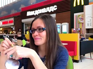 Kuumaverinen Tyttö Antaa Julkisen Suihinoton, Kyrpä Tuntematon Ja Nielee Spermat Lomakeskuksessa