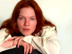 Sisata Crvenokosa Skida Odjeću I Pokazuje Svoje Obline