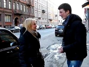 Diepe Penetratie In Een Nat Gat. Nat Gat Van Een Teef Ondergaat Diepe Penetratie Door Een Enorme Lul