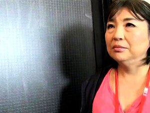 A Beleza Asiática Adora Cavalgar Em Um Pau Duro