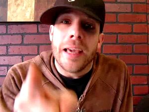 Blonde Dokter Eet Zwarte Schacht Op Knieën