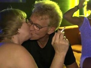 Geweldige babes gaan los in een xxx orgie, Geweldig uitziende babes genieten van hete groepsseks met hun partners tijdens een orgie en het ziet er meer dan mooi uit