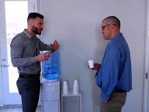 Lena Paul Krijgt Een Harde Beurt Van Achteren