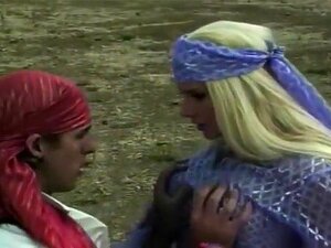 Sharon Cumms Och Alfonso Hittar En öde Kulle Att Knulla På. Sharons Fitta är Hal Av Hennes Safter Och Alfonso Dyker In Med Tungan För Att Slicka Upp Varenda Droppe. Hon Suger Hans Kuk På Knä Och Tar Honom Djupt I Fitta Bakifrån Tills Han Sprutar H