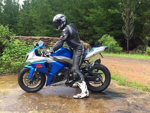 Motard Cuir Se Branle Sur Sa Moto