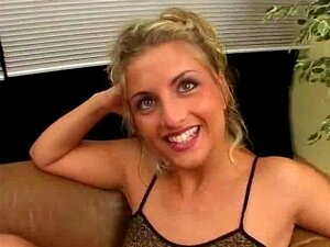 Blondes Erster Gangbang