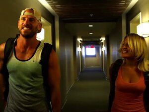 Het Våt Par Knullar Hårt Och Intensivt I Duschen Och Diskar!!