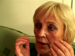 Alte Oma Schluckt Zwei Schwänze. Alte Oma Schluckt Zwei Schwänze