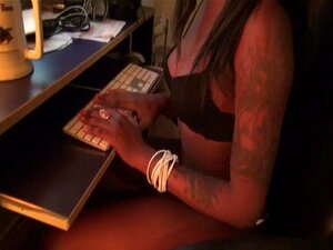 Bombe Noire Séduisante Se Frotte Sur Mes Genoux