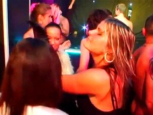 Zondige Pornosterren Neuken Hard Op Een Casinofeest