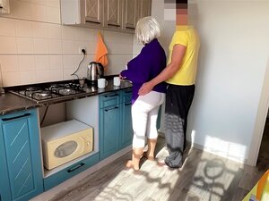 Riesiger Hintern, Hellhaarige Reife Ging Auf Die Knie Und Hatte Arschficken Von Hinten