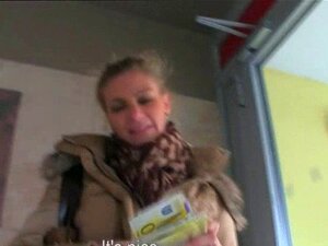 Kijk Uit Kerel Terwijl Hij Deze Blonde Hottie In De