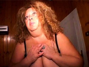 Rondborstige Italiaanse Dame Doen Pijpbeurt