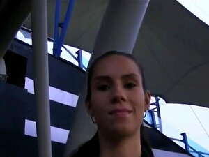 Vruća Brineta S Velikim Sisama Jebe Se U Javnosti Noću