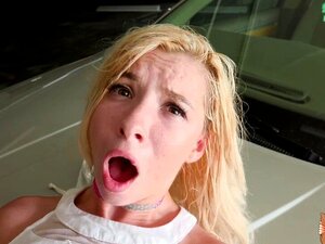 Kenzie Reeves Głęboko Połyka Kutasa Kolesi Na Przejażdżkę. Zdeterminowana, By Dotrwać Do Szczytu, Gorąca Blondynka Kenzie Reeves Imponuje Pornograficznemu Zwiadowcy Talentów Swoim Mistrzowskim Głębokim Gardłem Nie Tylko To, Ale Nawet Robi Wszystko, By Jeg