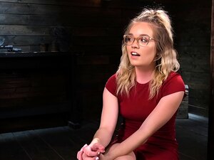 Blonde Polubrat Tourmentée Dans La Servitude De L'appareil Par Le Maître En Gants