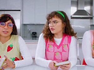 Ове најбоље другарице изгледају невино и стидљиво. Али овај клуб књига брзо прераста у дивљи јебени фестивал. Ники је знао коју књигу треба да донесе у клуб!