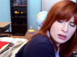 Rudowłosa Studentka, ślicznotka Oralna. Rudowłosa Uczennica W Mundurku Jest Palcowana I Lizana Przez Swojego Nauczyciela W Klasie