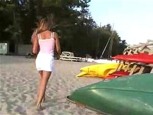 Blonde Masturbatie Op Het Strand
