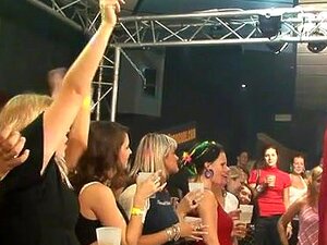 Ongecensureerde Groepsseks, Hongerige Behoeften Worden Bijgewoond Tijdens Een Expliciet Orgiefeest