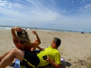 ÄKTA AMATÖR OFFENTLIG RUNKNING RISKFYLLD PÅ STRANDEN !!! FOLK GÅR NÄRA