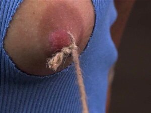 Ballgagged BDSM-Sub Wenona Wird An Den Titten Gequält. Ballgagged BDSM-Sub Wenona Tittengequält Mit Klemmen Und Seilen