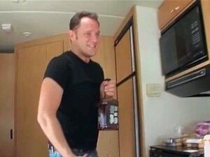 Se Hvordan En Sjenert Jente Blir Fullstendig ødelagt Og Forvandlet Til Et Sexdyr. Hennes Reise Til Orgasme Vil Ta Pusten Fra Deg.