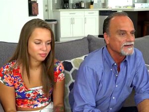 Sexy Liza Verleidt En Neukt Papa's Vriend Glen. Vieze Kleine Nimfomaan Liza Wordt Opgewonden Door Papa's Vriend Glen Ze Stuitert Op Zijn Lul In Cowgirl Positie Terwijl Hij Met Haar Sexy Kont Speelt