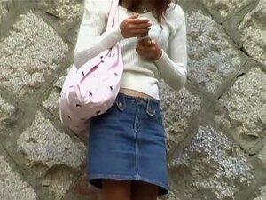 Urzekająca Japońska Księżniczka Zostaje Oszołomiona, Gdy Ktoś Porywa Jej Spódnicę, Atrakcyjna Azjatycka Dziwka Jest Bardzo Nieostrożna Podczas Spaceru Do Domu, Więc Po Drodze Jakiś Zboczony Facet Kradnie Jej Długą Spódnicę I Bardzo Szybko Ucieka, Podczas 