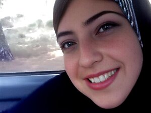 Uđite U Zavodljivi šarm Bujne Arapske Lepotice Koja Izlaže Svoje Adute U Uzbudljivom Susretu U Automobilu. Pripremite Se Za Nezaboravnu Vožnju Uživanja!