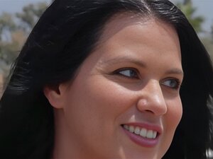 Koe Villi Puoli, Kun Muhkea Amatöörikaunotar Heittäytyy Kuumaan Biljardipeliin. Katsele, Kun Hän Antautuu Vieraan Rahaa Janovaan Himoon, Hänen Herkullisten Ominaisuuksiensa Ollessa Täysin Näkyvissä. Unohtumattomia Reality-ohjelman Jännityksiä Odottaa!