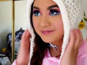 Слатка Азијаткиња у памучним чарапама и шеширу јебе се са пријатељем полубраће