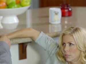 Garoto Tarado Fode Sua Madrasta MILF Peituda No Banheiro. A Loira MILF Alexis Fawx E Seu Marido Estão Na Cozinha Curtindo Um Boquete Safado Quando Seu Enteado Os Espia E é Pego. O Garoto Depois Mete Na Mãe Nua No Banheiro E Finalmente O