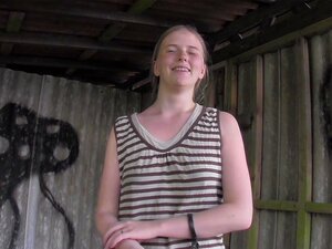 Аматерска слаткица у секси доњем вешу пружа приватни порнић,