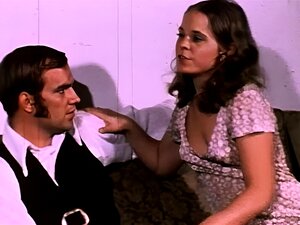 Diosa Seductora De Los Años 70 Cumple Todas Tus Fantasías En Este Placer Vintage Que Te Dejará Sin Aliento. Prepárate Para Quedarte Boquiabierto Con Las Habilidades Traviesas De Una Morena Salvaje. ¡Satisfacción Garantizada!