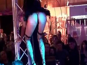 Seksikäs Brunette Huora Kiihottuu Tanssiessaan