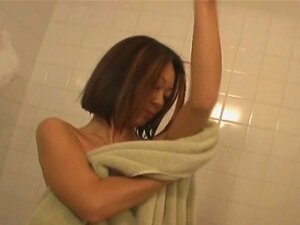Petite Aziatische Betrapt Op Cam In Badkuip