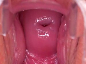 Freche Tschechische Süße Spreizt Ihren Rosa Schlitz Bis Zum Ungewöhnlichen. Glamouröse Tschechische Babe Dehnt Ihre Rasierte Spalte Und Steckt Ein Lustiges Sexspielzeug Intensiv Rein, Um Den Besten Orgasmus Zu Haben