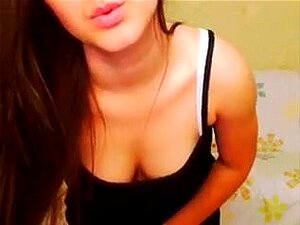 Langhaarige Brünette Schlampe Zieht Sich Aus Und Spielt Mit Ihrer Geilen Muschi. Ein Fantastisches Amateurmädchen Hat Mich Mit Einer Atemberaubenden Privaten Show Bevorzugt. Sie Zog Sich Bis Auf Die Strümpfe Aus Und Rieb Ihre Süße Muschi