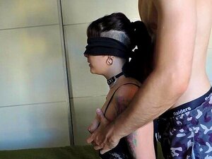 Geblinddoekt Geneukt, Spuitend En Een Cumshot Op Het Gezicht