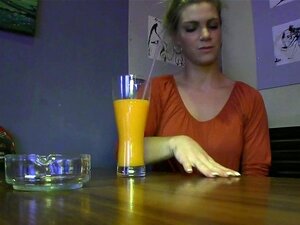 Låt Dig Förföras Av Explosiv, Amatörmässig Oralsex Utomhus. Följ Med När En Frestande Skönhet Skickligt Tillfredsställer En Pulserande Penis Med Sin Begåvade Mun För En Oförglömlig Upplevelse Av Ren Tillfredsställelse Och Längtan.