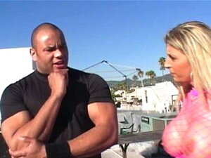 Kåt Blondin Gangbang I Solen