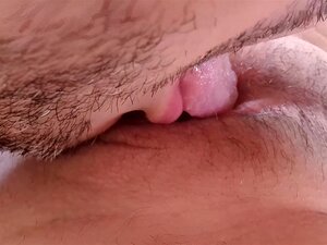 DZIWNE ZBLIŻENIE ŁECHTACZKI! Jedzenie Doskonałej Młodzieńczej Owłosione SQUIRTING CUNT.