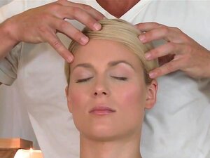 Masajista Lame El Culo A Rubia Sexy En La Sala De Masajes. Masajista Con Manos Fuertes Frota El Cuerpo Sexy De Una Impresionante Rubia Y Luego Lame Su Hermoso Culo Antes De Recibir Una Mamada Y Follarla En La Sala De Masaje